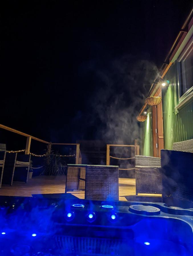 Bespoke Luxury Huts With Hot Tubs. Located In The Black Mountains. Llanveynoe Extérieur photo